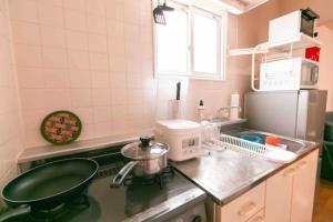 uma cozinha com um lavatório e uma bancada em Dream Misono - Vacation STAY 14776 em Sapporo