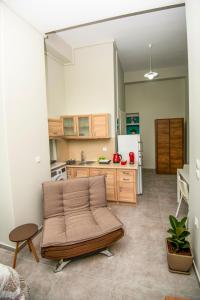 - une cuisine avec un canapé au milieu d'une pièce dans l'établissement Lithos apartments, à Kalymnos