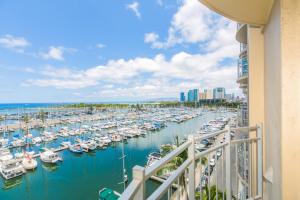 ホノルルにあるIlikai Marina 984の水上のボートが乗るマリーナの景色