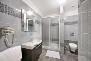 Un baño con lavabo, ducha e inodoro. en Salvator Superior Apartments, en Praga 44 fotos más