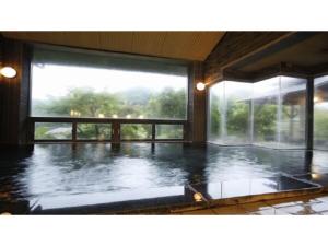 a room with a large window and a room with water at Yumura Onsen Tomiya - Vacation STAY 81718v in Shinonsen +16 photos