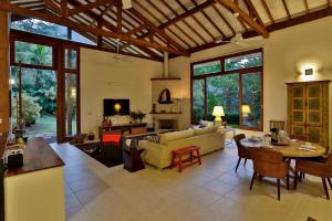 a living room with a couch and a table at Complexo Ubatubinha in Angra dos Reis