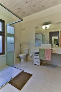 y baño con lavabo, aseo y espejo. en Complexo Ubatubinha en Angra dos Reis