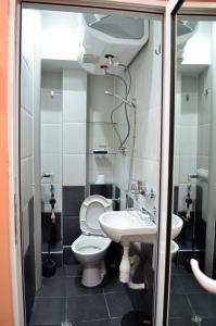 Koupelna v ubytování Sea Vibes 1 bedroom apartment - Free Public Parking, WiFi, Cable & Smart TV, 0,9 km to beach
