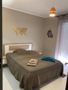 ein Schlafzimmer mit einem Bett mit zwei Handtüchern darauf in der Unterkunft Villa 3ch piscine vue dégagée in Taradeau