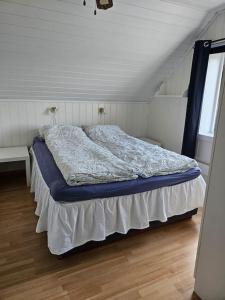 a bedroom with a bed in a room at Trivelig hus sentralt på Storslett in Storslett