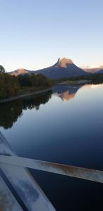 a view of a lake with a mountain in the background at Trivelig hus sentralt på Storslett in Storslett