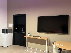 Camera con TV e tavolo con sidx sidx. di MP Luxury room a Budoni