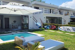 Swimming pool sa o malapit sa Villa frente a estero con piscina en Costa del Sol