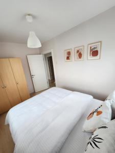 sypialnia z dużym białym łóżkiem z poduszkami w obiekcie Villa Piano w mieście Gebze