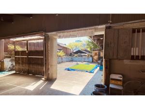 eine offene Scheunentür mit einem Hof im Hintergrund in der Unterkunft EN HOTEL Ise - Vacation STAY 89611v in Ise