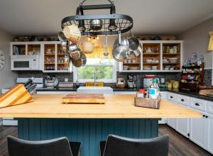Belle River的住宿－Welcome to Pinette House，一个带蓝色岛屿和木台面的厨房