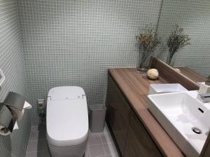 Łazienka z białą toaletą i umywalką w obiekcie Urban Grace Hiroshima 1301 - Vacation STAY 14847 w mieście Hiroszima