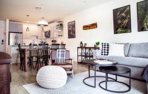 sala de estar con sofá y mesa en The Shred Shack - Stylish Revelstoke Condo en Revelstoke