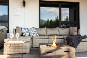 Posezení v ubytování The Shred Shack - Stylish Revelstoke Condo