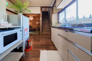 una cucina con lavandino e lavastoviglie di R-house 2nd - Vacation STAY 14825 a Yokohama