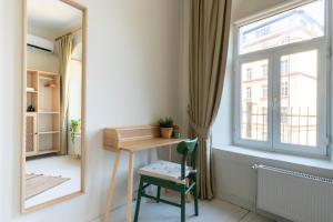 een kleine kamer met een bureau en een raam bij Atlas Han Hotel in Istanbul