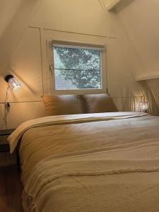 เตียงในห้องที่ Gezellige Caban in de natuur
