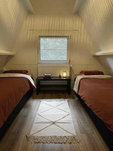 Postel nebo postele na pokoji v ubytování Gezellige Caban in de natuur