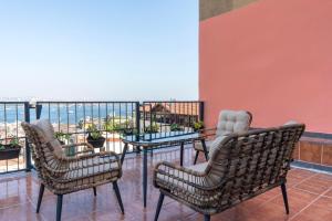 een balkon met stoelen en een tafel en uitzicht op de oceaan bij Atlas Han Hotel in Istanbul