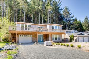 una casa in costruzione con ponte e garage di Modern Arch Cape Home Ocean View, Steps to Beach! ad Arch Cape