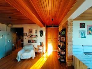 sala de estar con techo de madera y sofá en Golden Horse Apartment, en Estambul