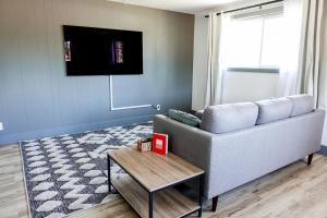 a living room with a couch and a table at Northbank Loft in Springfield