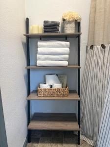 półka z ręcznikami i innymi rzeczami na niej w obiekcie Northbank Loft w mieście Springfield