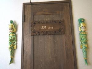 uma porta de madeira com uma placa que diz: em Estivant Club - Vacation STAY 95711v em Tsumagoi
