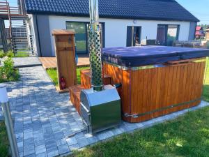 a hot tub and a stove in a yard at Obrocz67 in Zwierzyniec