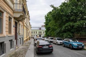 een straat met auto's aan de kant van de weg bij Apart Boutique на Кобилянській in Tsjernivsi
