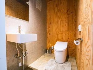 een badkamer met een wit toilet en een wastafel bij FOX&CRANE Cabin - Vacation STAY 97723v in Teshikaga