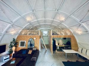 uma vista interior de uma sala de estar numa casa com cúpula em FOX&CRANE Cabin - Vacation STAY 97723v em Teshikaga