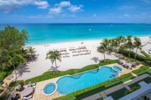 Vue sur la piscine de l'établissement The Beachcomber - Three Bedroom 3rd FL Oceanfront Condos by Grand Cayman Villas & Condos ou sur une piscine à proximité