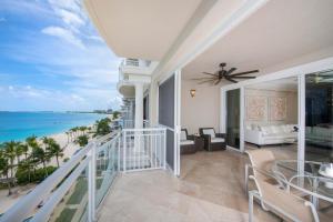 En balkong eller terrass på The Beachcomber - Three Bedroom 3rd FL Oceanfront Condos by Grand Cayman Villas & Condos