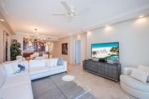 Khu vực ghế ngồi tại The Beachcomber - Three Bedroom 3rd FL Oceanfront Condos by Grand Cayman Villas & Condos
