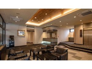 白山市にあるMatto Terminal Hotel - Vacation STAY 98887vの革製家具付きのロビー、待合室が備わります。
