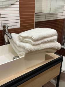 un mucchio di asciugamani seduti su un bancone in bagno di Origen Santoña, apartamento céntrico hasta 4 plazas y fácil aparcar, opcional garaje a Santoña