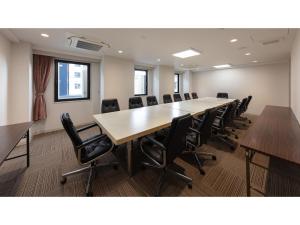 una gran sala de conferencias con una mesa larga y sillas en Matto Terminal Hotel - Vacation STAY 98876v, en Hakusan