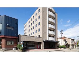 un edificio blanco alto frente a una calle en Matto Terminal Hotel - Vacation STAY 98876v, en Hakusan
