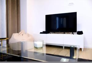 uma sala de estar com uma televisão num armário branco em Kuća za odmor Deda Pepo em Mičevec