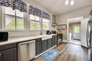 Kuchyňa alebo kuchynka v ubytovaní Bright Macon Home with Wraparound Deck!