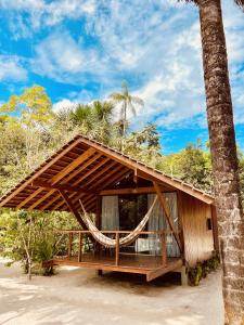 uma casa com rede na praia em Cirandeira Amazon World EcoResort em Manacapuru