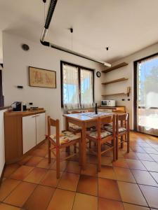 cocina con mesa y sillas en una habitación en Garda Sunshine, en Toscolano Maderno