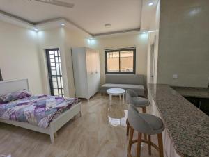 sypialnia z łóżkiem, kanapą i stołem w obiekcie Siwar Al-Thahab Suites & Hotel Apartments w Akabie