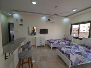 sypialnia z łóżkiem i biurkiem z blatem w obiekcie Siwar Al-Thahab Suites & Hotel Apartments w Akabie
