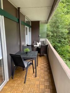 einen kleinen Balkon mit einem Tisch und Stühlen darauf in der Unterkunft Waldoase II inkl Sauna-und Schwimmbadnutzung in Bad Harzburg