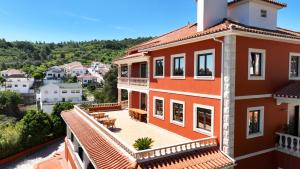an image of a house with a balcony at High Villa in Alenquer
