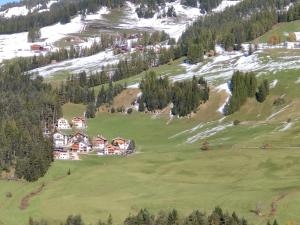 una vista aérea de un complejo en una montaña nevada en Villa Erica, en Badia