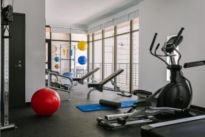 - une salle de sport avec plusieurs vélos d'exercice et un ballon d'exercice dans l'établissement Sonder at Village 21, à Nashville